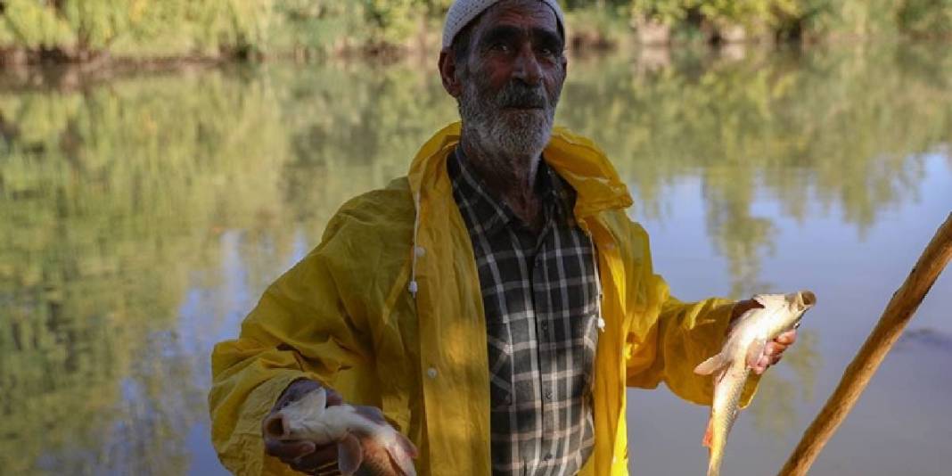 Araç lastiklerinden sal yaptı, kendini sulara saldı! ‘Kelek’ ile geçen 55 yıl: Dicle Nehri'nde tek tek avlıyor 4